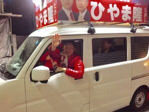 【選挙戦4日目】長妻代議士と街宣車での遊説